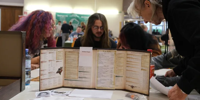 Rollenspielrunde - Blick hinter den Spielleiterschirm